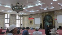 Meningkatkan ibadah dengan memperbanyak bacaan ayat suci Al Quran sambil menunggu kumandang adzan Maghrib tiba.