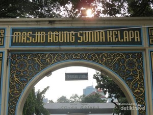 Menunggu Magrib di Masjid Agung Sunda Kelapa