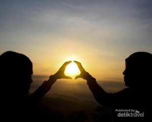 Menunggu Mentari Terbit Ala Film AADC 2 di Punthuk Setumbu