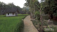 Jalan setapak di pinggir sungai Ciwulan yang harus kita lewati