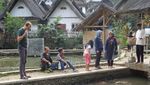 Menuruni Ratusan Anak Tangga Demi Indahnya Kampung Naga