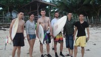 Foto bersama wisatawan asing yang bersiap-siap surfing