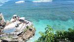 Menyaksikan Atraksi Peselancar di Pantai Suluban Bali
