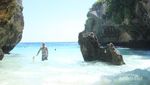 Menyaksikan Atraksi Peselancar di Pantai Suluban Bali