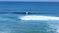 Aksi para peselancar di Pantai Suluban.