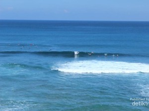 Menyaksikan Atraksi Peselancar di Pantai Suluban Bali