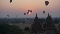 Matahari, balon udara, candi, dan pagoda. Kombinasi sempurna untuk momen sunrise yang takkan terlupa