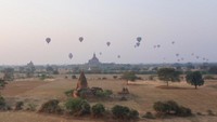 Di antara hamparan ribuan candi dan pagoda, balon-balon terus mengudara, sementara langit semakin cerah