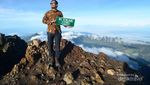 Menyambut Fajar Pertama di Puncak Rinjani