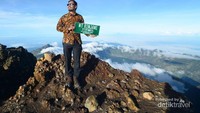 Bangga sekali bisa mengenakan batik di puncak Rinjani.
