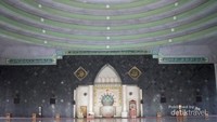 Mesjid Raya Makassar di bagian dalam