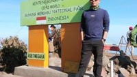 Tugu di puncak Ketengsongo, Gunung Merbabu