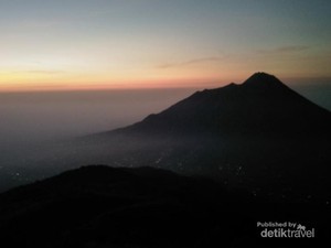 Menyambut Matahari Terbit di Gunung Merbabu