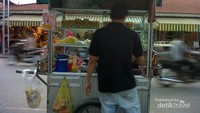 Penjual mie Kamboja yang sedang asyik memasak mie.