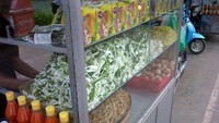 Penjual mie khas Kamboja dengan gerobak di pinggir jalan.