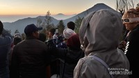 Sunrise Seekers yang sabar menunggu matahari terbit
