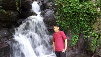 Teman yang bergaya di Curug lima