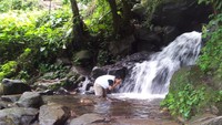 Membasuh muka dengan air yang dingin dan segar