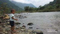 Anak kecil yang tengah bermain di Krueng Sarah