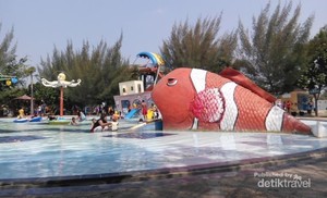 Menyegarkan Diri di Water Park Bojongsari, Indramayu