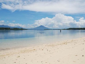 Menyelam di Perairan Sebening Kaca Milik Pulau Tagalaya