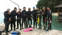 Para penyelam berfoto sebelum meluncur ke bawah laut
