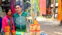 Berfoto bersama penduduk setempat
