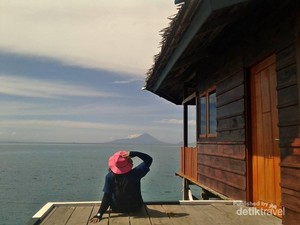 Menyendiri di Halmahera Barat