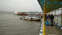 Suasana ramai di pinggir Dermaga Karimunjawa