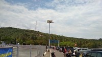 Ramainya jam sibuk kapal bersandar di dermaga. Traveler menanti jemputan masing-masing