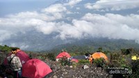 Cadas, tempat pendaki biasa mendirikan tenda