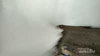 Jalur menuju puncak mulai ditutupi kabut pekat