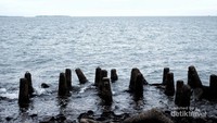 Pantai dengan penuh bebatuan di Pulau Kelor