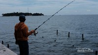 Seorang pemancing di Pulau Onrust