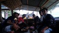 Bersantai menikmati Kawa Daun bersama sahabat.
