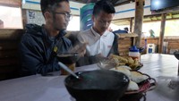 Kawa cocok banget dinikmati dengan kue-kue atau gorengan, menghangatkan udara Bukittinggi yg dingin sore itu.