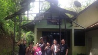 Berfoto bersama dengan Pak Rohmat Pemilik Kopi Menoreh
