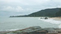 Sebuah bukit di sisi selatan pantai