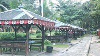 Pondok-pondok di sepanjang bibir pantai