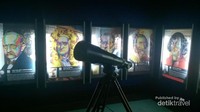 Salah satu koleksi teropong dengan latar tokoh astronomi
