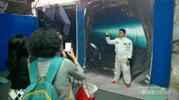 Jangan lupa narsis sebagai astronot