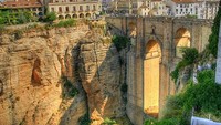 Jembatan penghubung kota kuno dan modern (Sumber: spain-holiday.com)