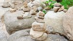 Menyusun Batu Harapan di Gunung Seorak, Korea Selatan