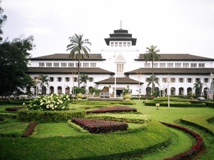 Menyusuri Bangunan Rasa Eropa di Parijs van Java
