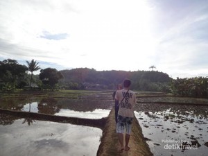 Menyusuri Gua Kelelawar yang Gelap & Mencekam di Sawarna