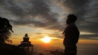 Siluet pagi di Gunung Sipiso-Piso