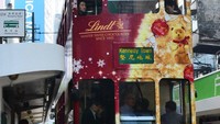 Salah satu tram di pemberhentian di daerah Wan Chai
