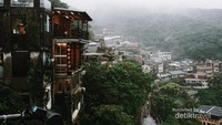 Panorama pegunungan dari atas Kota Jiufen.