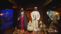 Ini dia pakaian tradisional Dubai beserta burung Alap-alap yang berada di depannya.