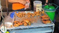 Mau camilan? Coba kaki ayam goreng (Mega/detikNews)